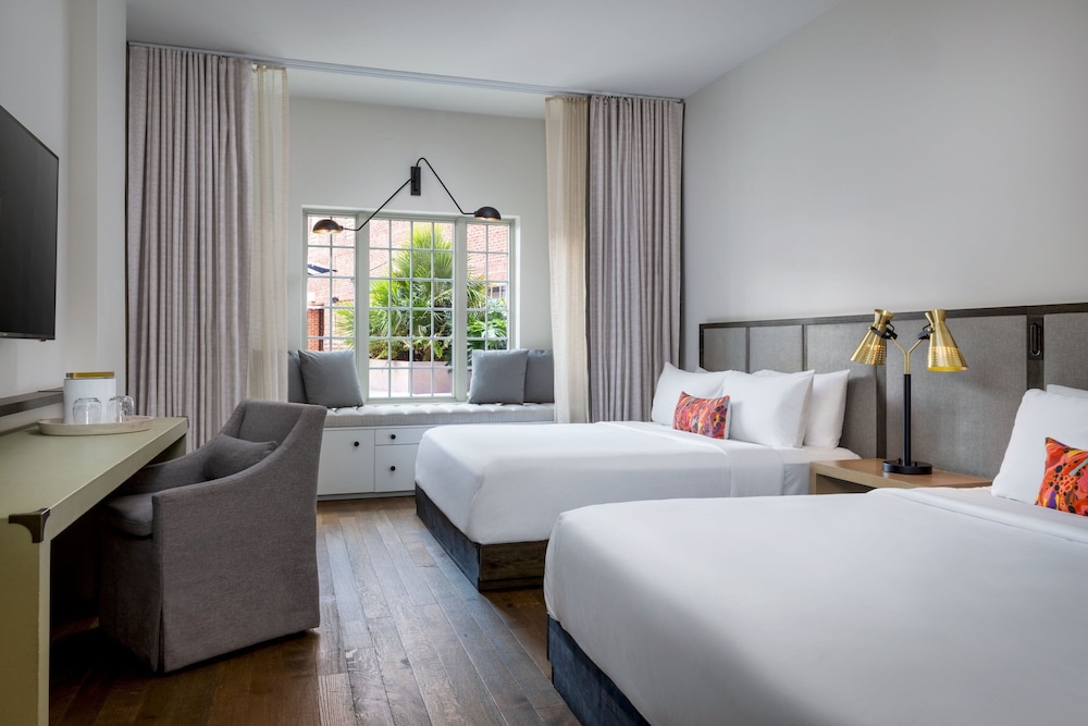 Room, Multiple Beds, Pool View