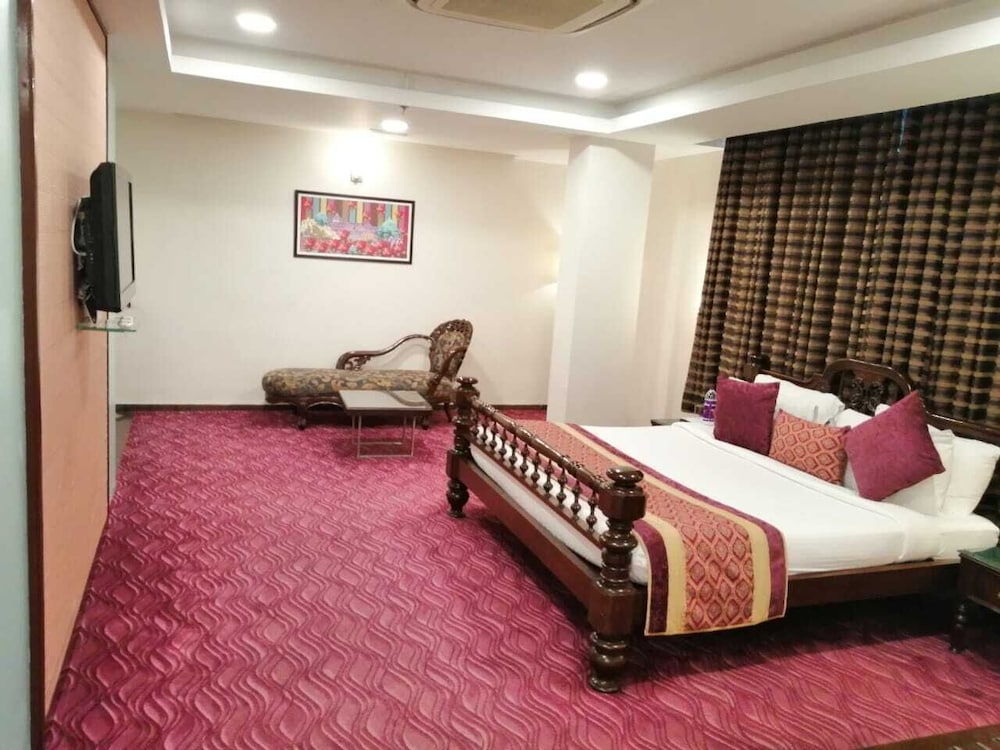 Family Suite, 1 King Bed, Non Smoking photo 3