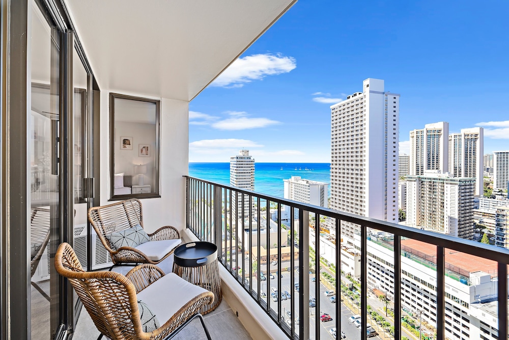 Premium Remodeled Condo with Ocean View and Parking: Premium Suite, 1 King Bed with Sofa bed, Air conditioning, Ocean View (0132) photo