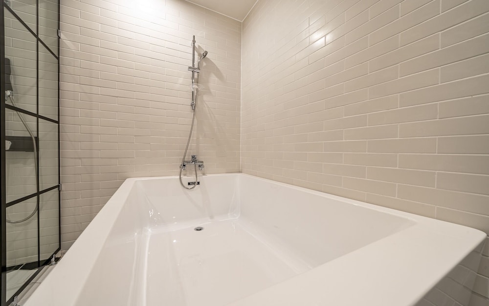 Room (Suite family bath - Starbucks coffee ) - Photo 18