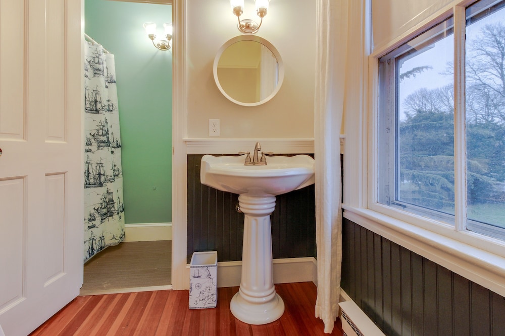 Room, 1 King Bed (Anaconda Room Petite Bathroom) photo 2