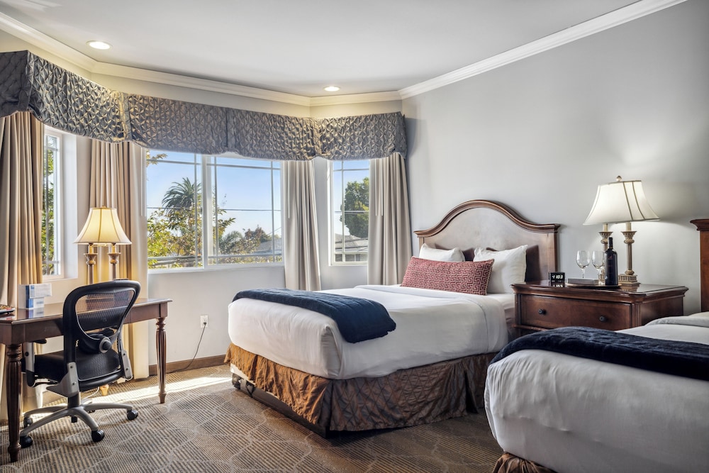 Premium Double Room, 1 Queen Bed with Sofa bed, Refrigerator & Microwave - Photo 4