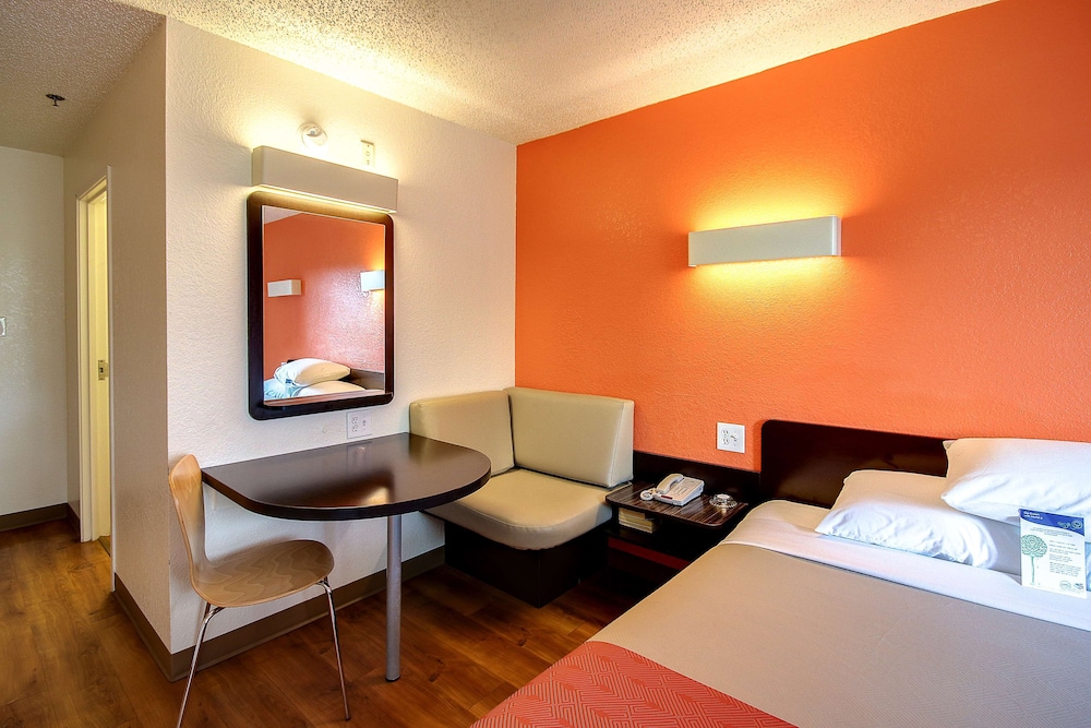Deluxe Room, 1 King Bed, Non Smoking, Refrigerator & Microwave photo 1