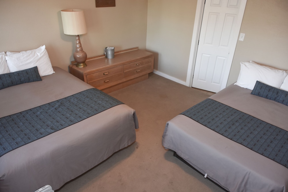 Basic Double Room, Multiple Beds photo 3