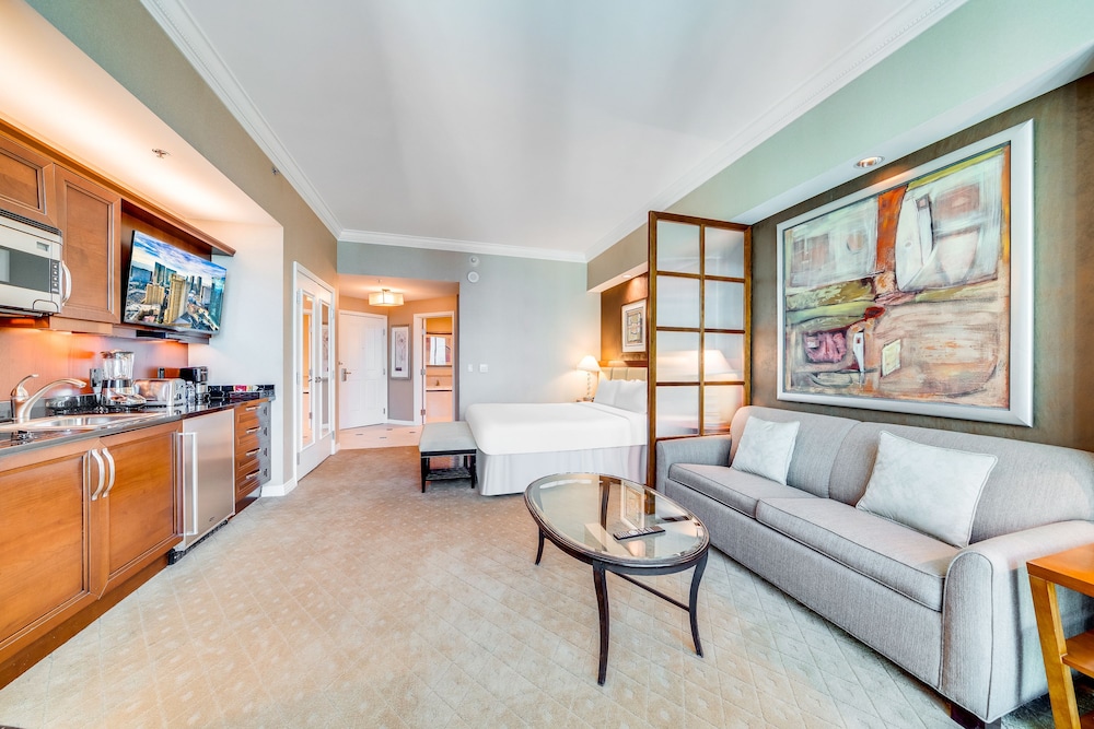 Deluxe Balcony Suite - Photo 26