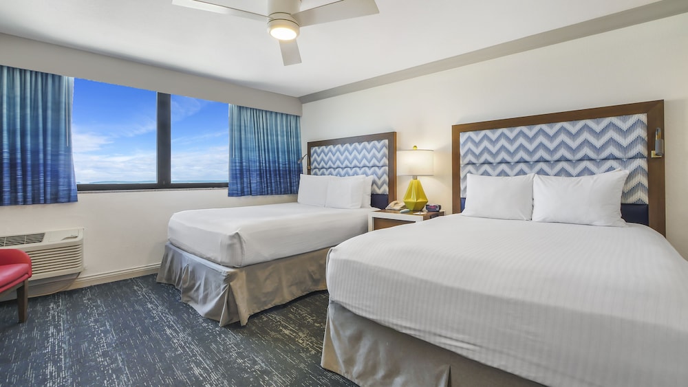 Traditional Room, 2 Queen Beds, Refrigerator & Microwave, Beach View (Gulf Front) - Photo 10