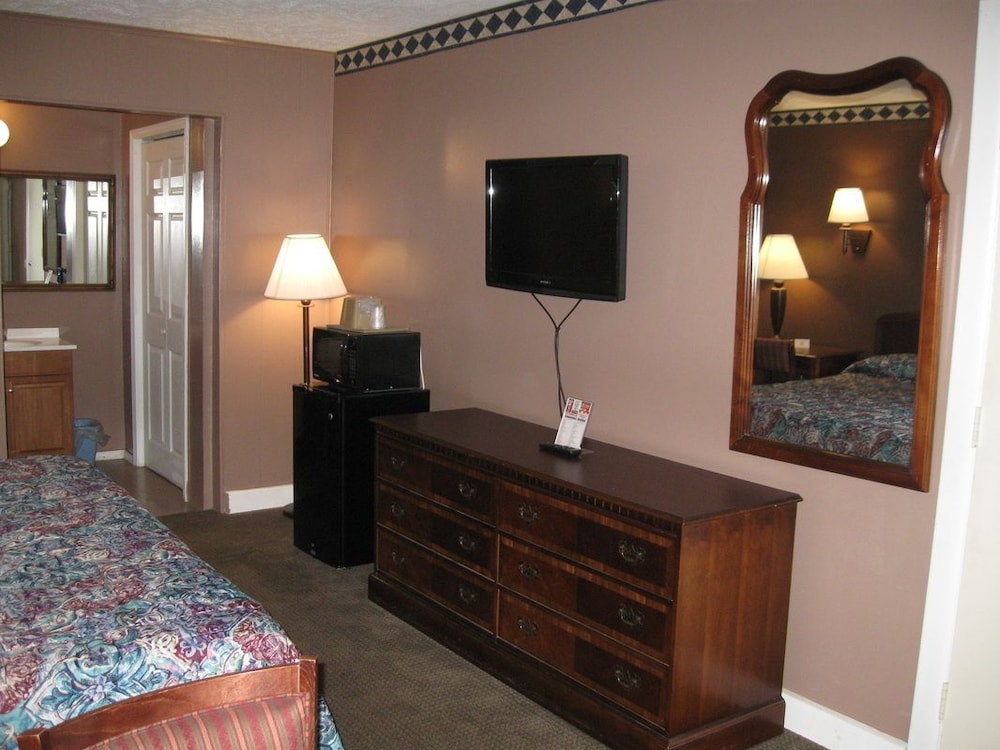 Room, 1 King Bed, Refrigerator & Microwave photo 1
