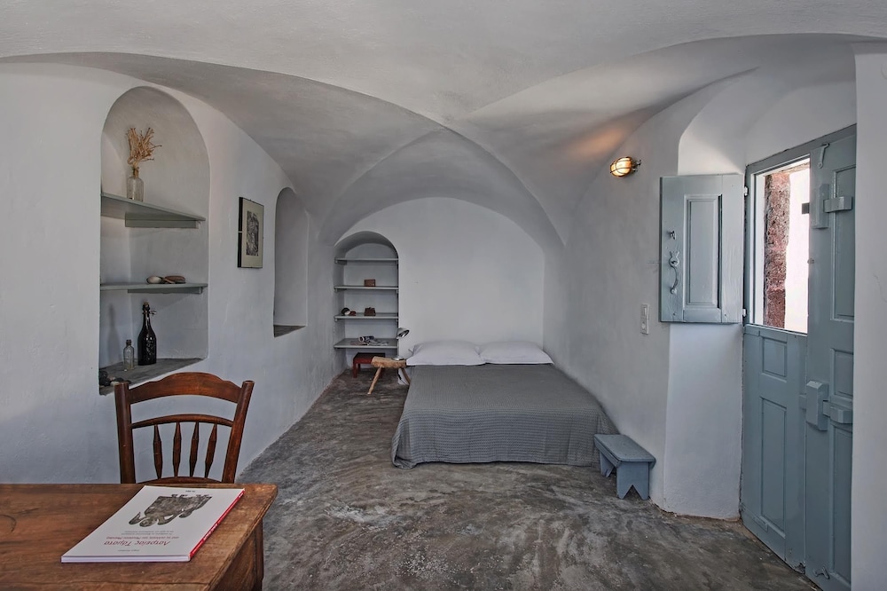 House, 2 Bedrooms (Cave)