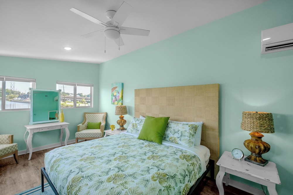 Studio, 1 King Bed, Balcony (Boathouse- Sand Island)