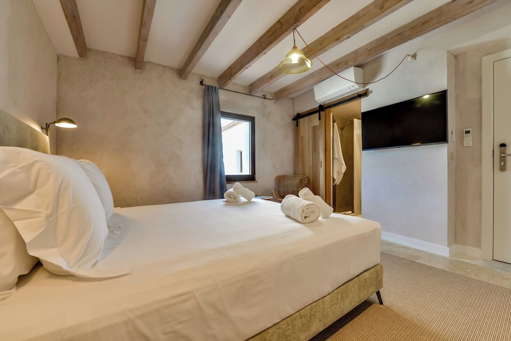 DOUBLE ROOM KING