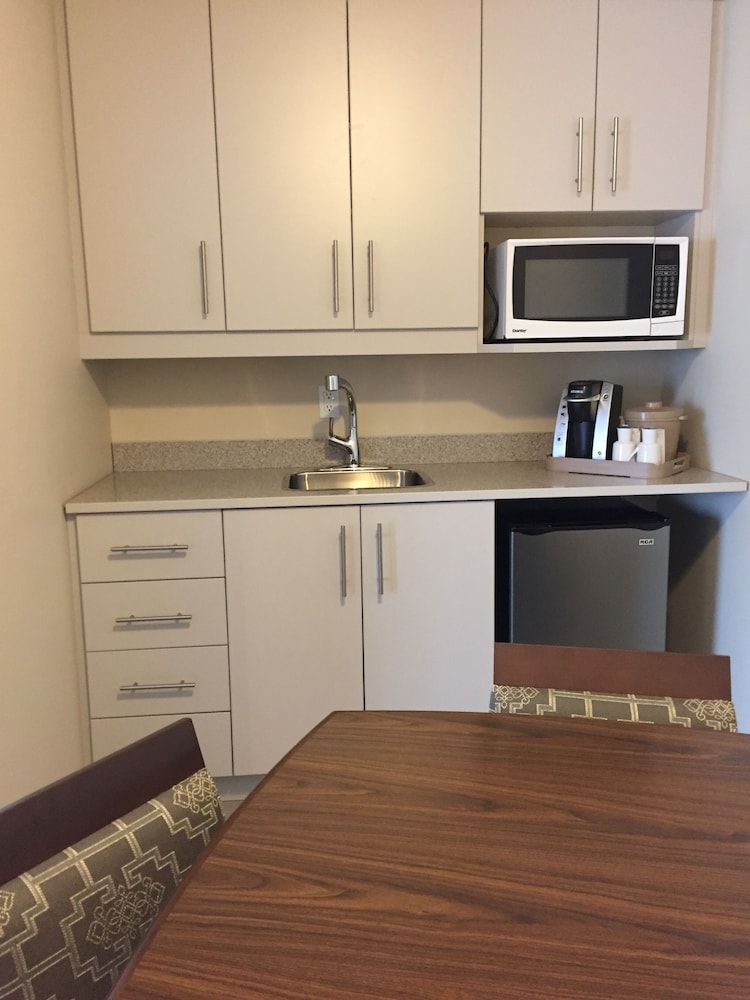 Comfort Room, 1 King Bed with Sofa bed, Kitchenette photo 2