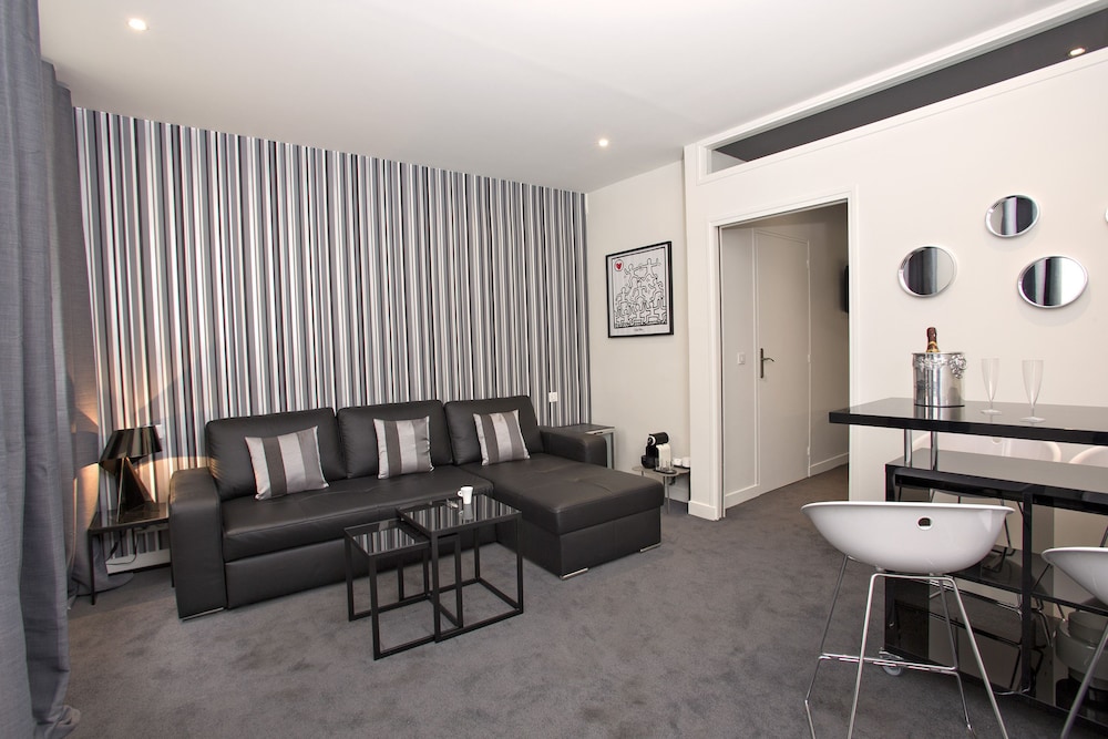 Deluxe Suite, Jetted Tub