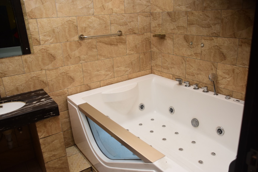 Deluxe Single Room, 1 Queen Bed photo 3