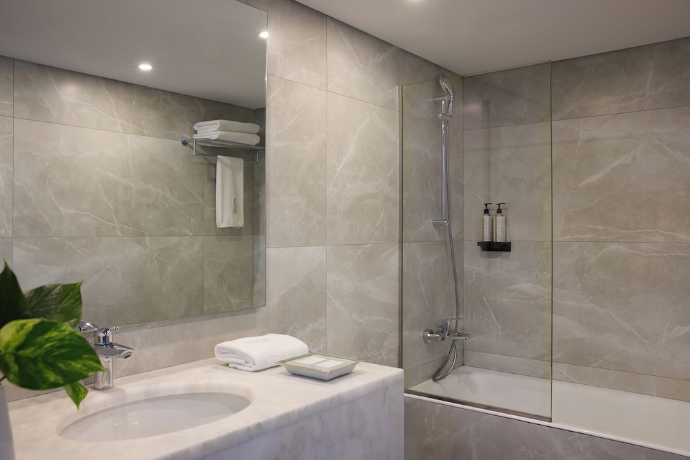 3 Single Classic Triple Room, City View - Photo 6