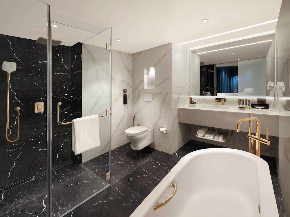 Executive Suite, City View, 1 King Bed, Club Lounge Access - Photo 3