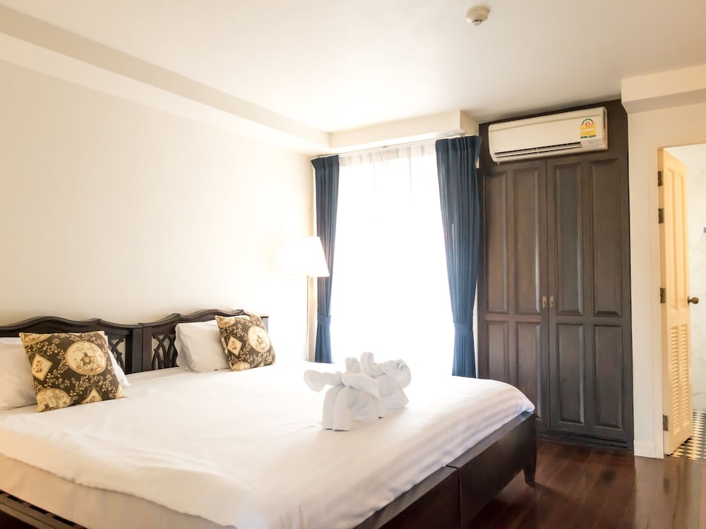 Deluxe Room, 1 Queen Bed photo 2
