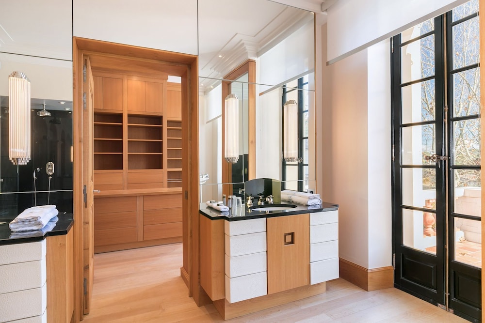 Suite, Ensuite photo 3