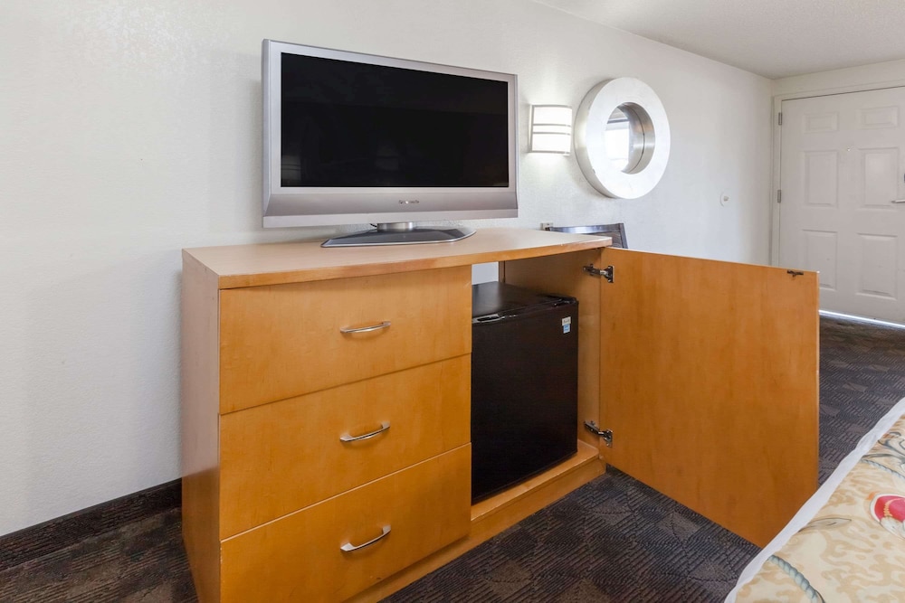 Suite, 1 King Bed, Kitchenette photo 1