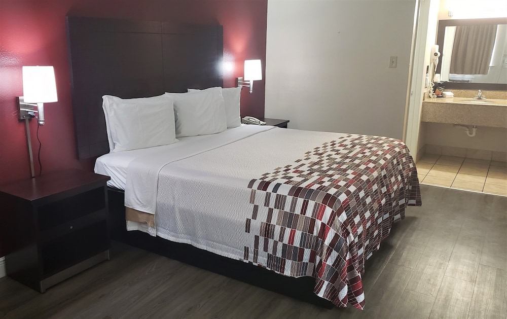 Deluxe Room, 1 King Bed, Accessible, Non Smoking (Roll-In Shower) - Photo 4