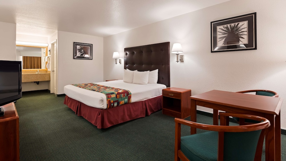 Standard Room, 1 King Bed, Accessible, Bathtub photo 2