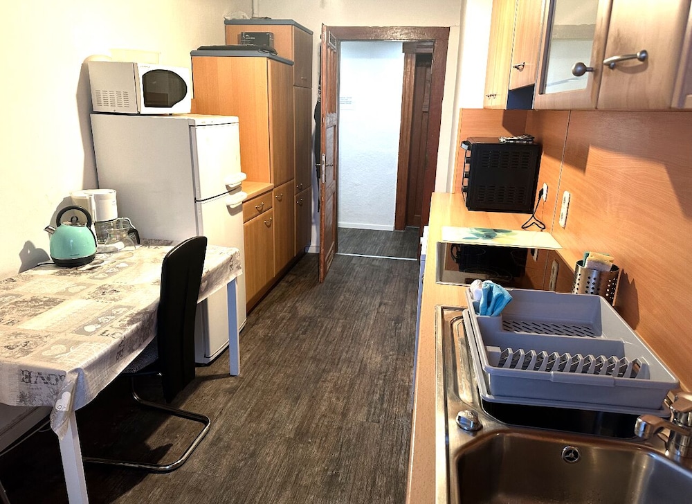 Basic Single Room, Shared Bathroom photo 3