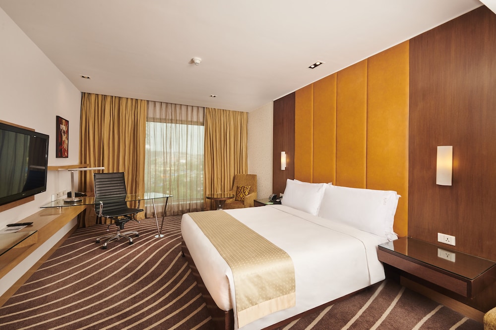 Suite, 1 King Bed, Club Lounge Access thumbnail 6