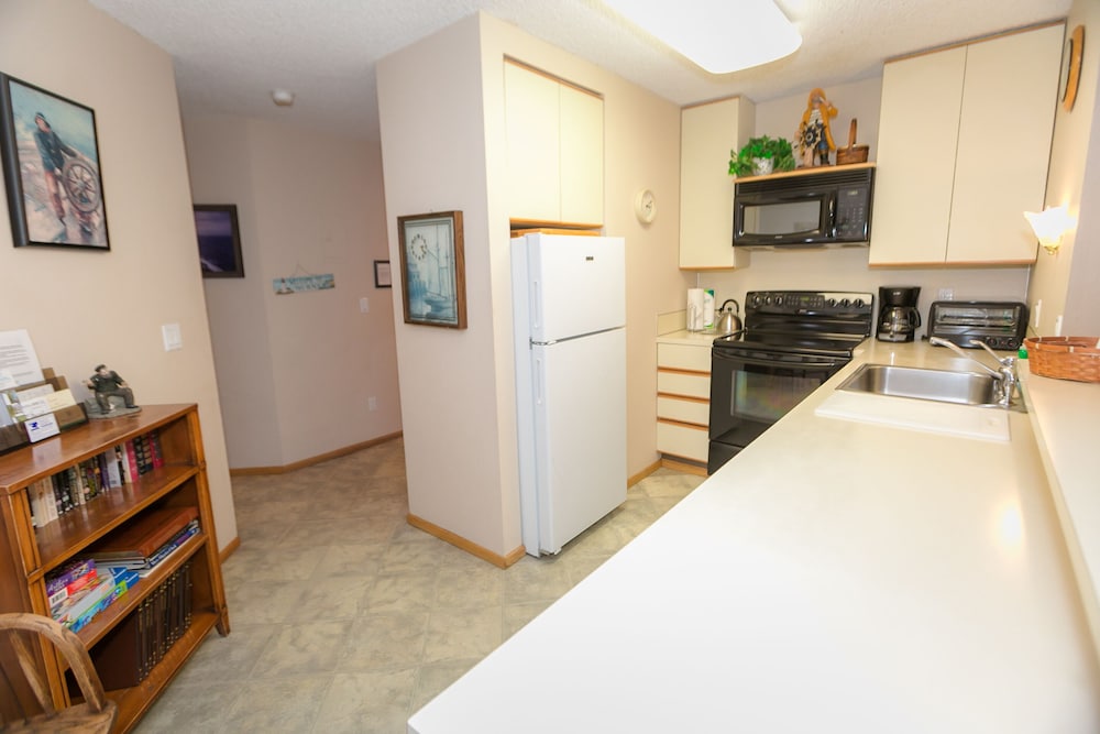 Deluxe Room, Multiple Beds, Kitchen, Pool View (1 Bedroom Dlx -Room 201-Pet Friendly) - Photo 7