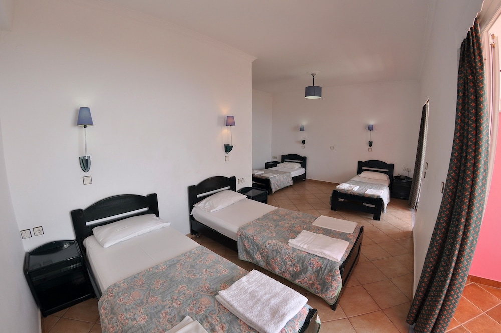 Quadruple Room, Partial Sea View - Photo 4