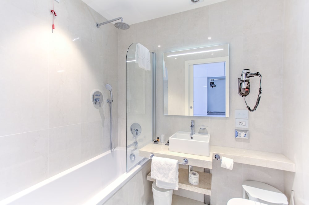 Standard Double Room thumbnail 5