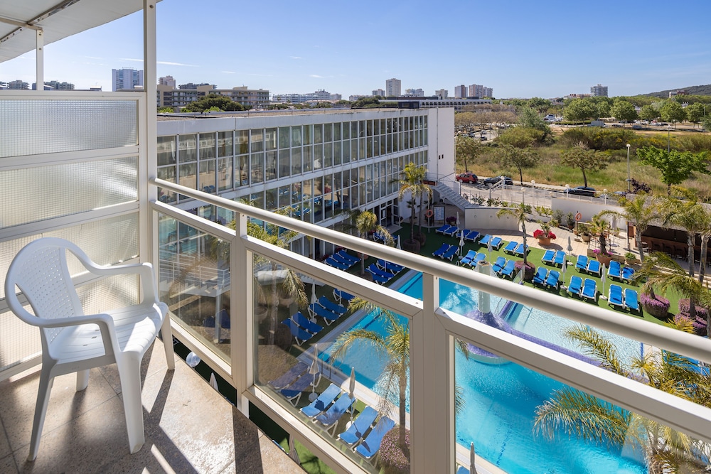 Habitación Triple, Vista a la Piscina (2 Adultos y 1 Niño)