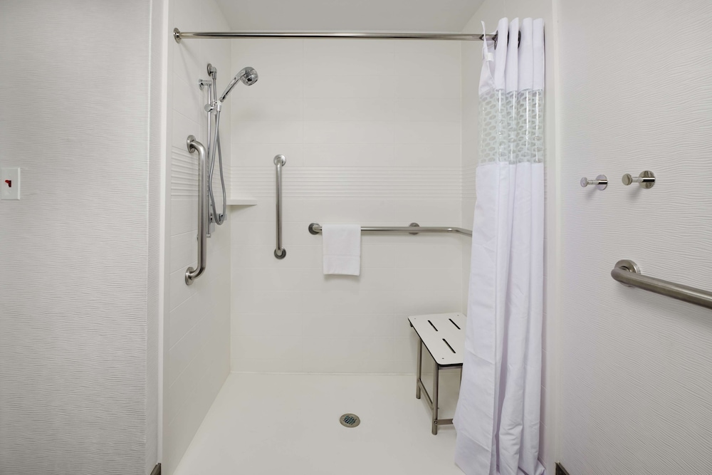Room, 1 King Bed, Accessible, Non Smoking - Photo 5