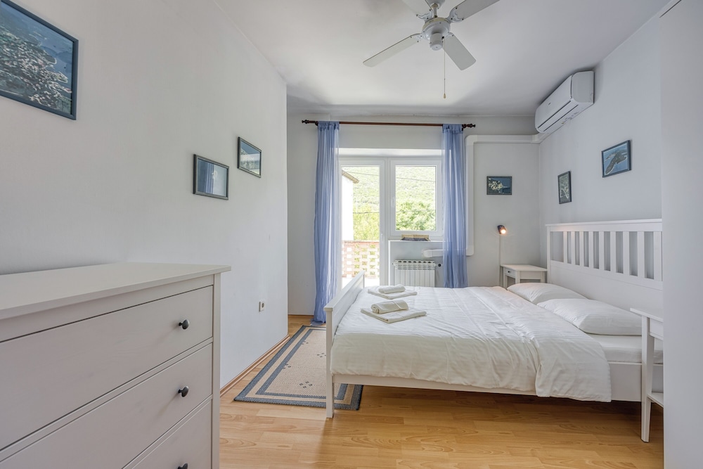 Standard House, Multiple Bedrooms, 2 Bathrooms (Captain's House -  Sv. Jakov)