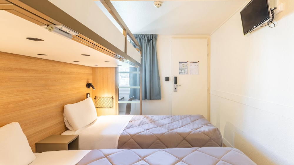 Standard Room, Multiple Beds - Photo 1