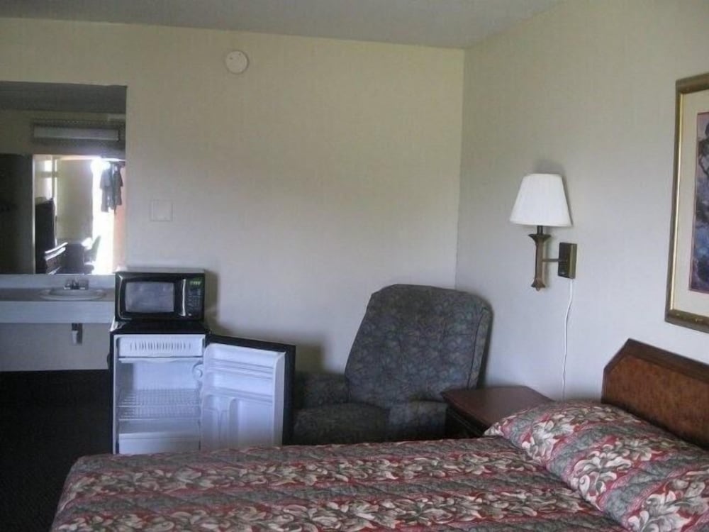 Classic Room, 1 King Bed photo 1