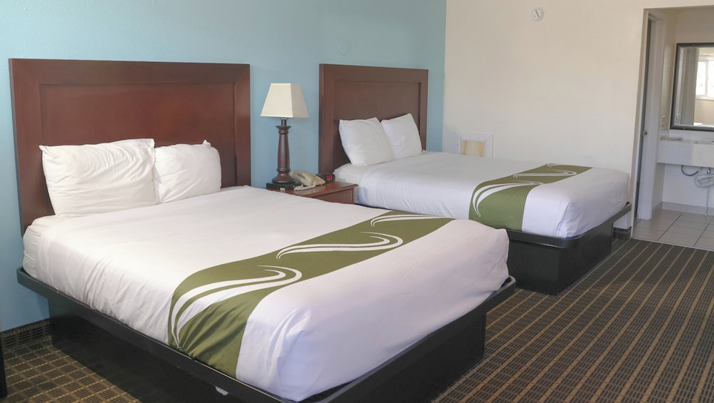 Two queen bed non smoking - Photo 1