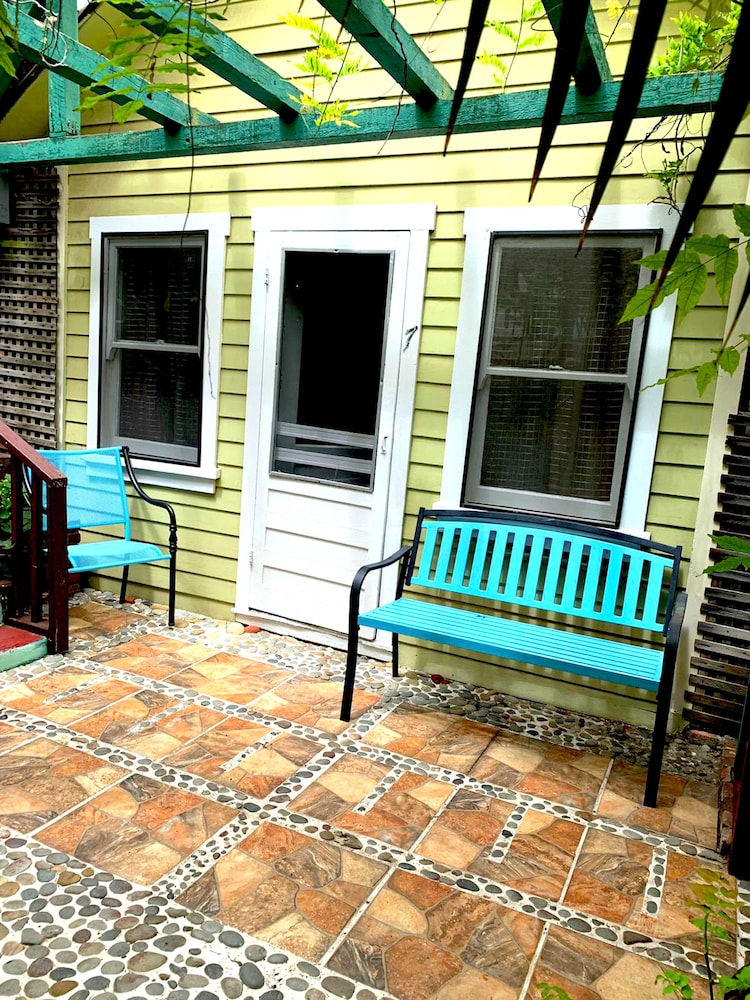 Family Cottage, 1 Queen Bed, Non Smoking (4, 6, 7, or 8) photo 3