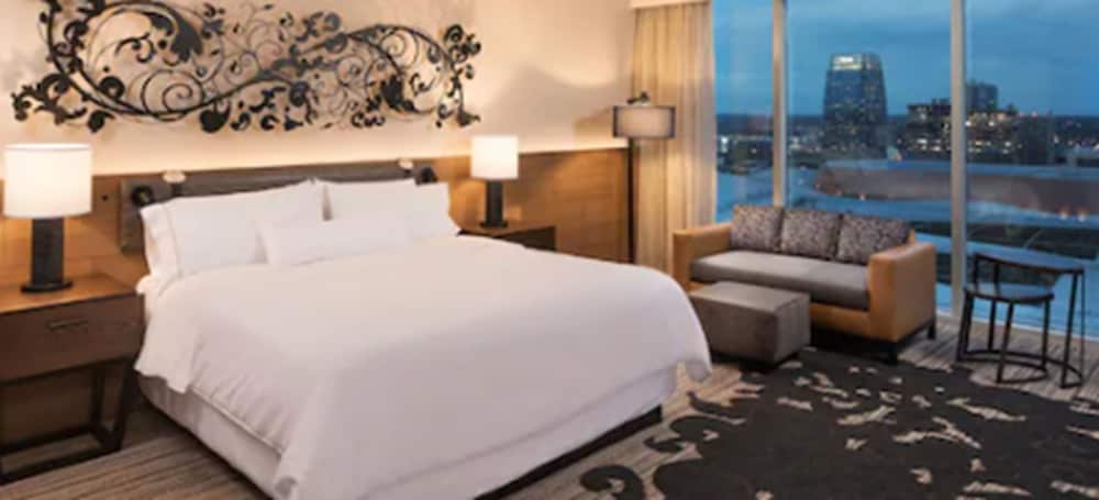 Deluxe Room, 1 King Bed (Mobility/Hearing Accessible, Tub)