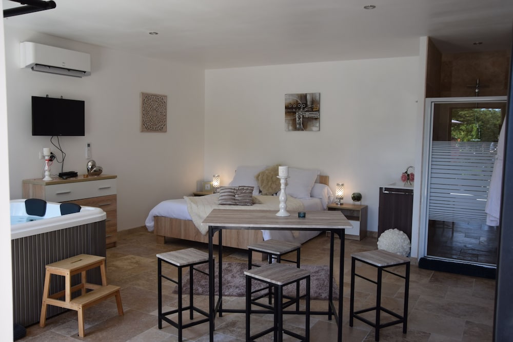 Romantic Cottage, Hot Tub (L'Étoile Spa) - Photo 1