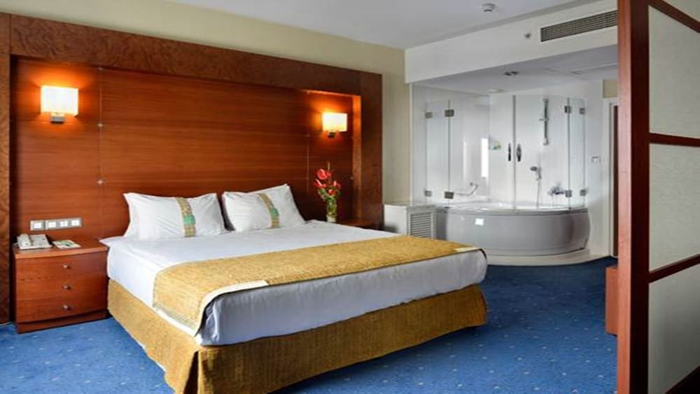 Suite, 1 Queen Bed (Additional Living Area) photo 2