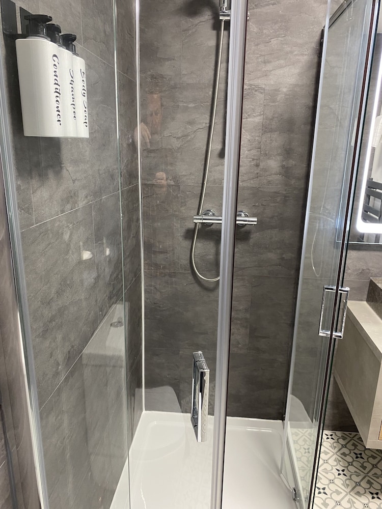 Double Room, Ensuite - Photo 10
