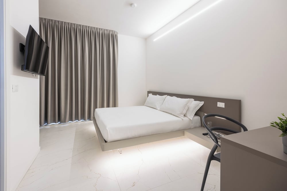 Luxury Room, 1 King Bed, Private Bathroom, City View