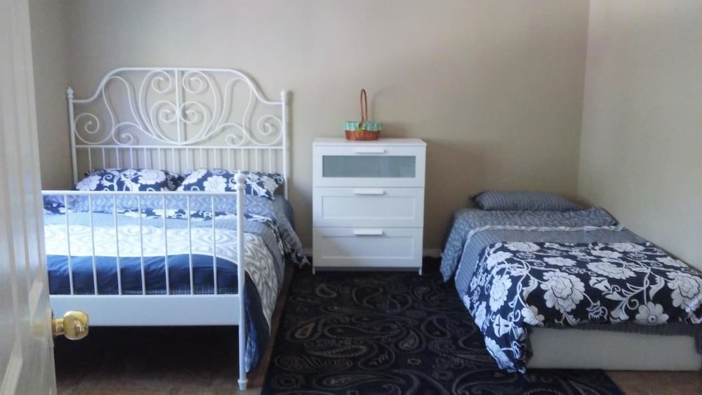 Classic Triple Room (1 Queen Bed and 1 Twin Bed) photo 1