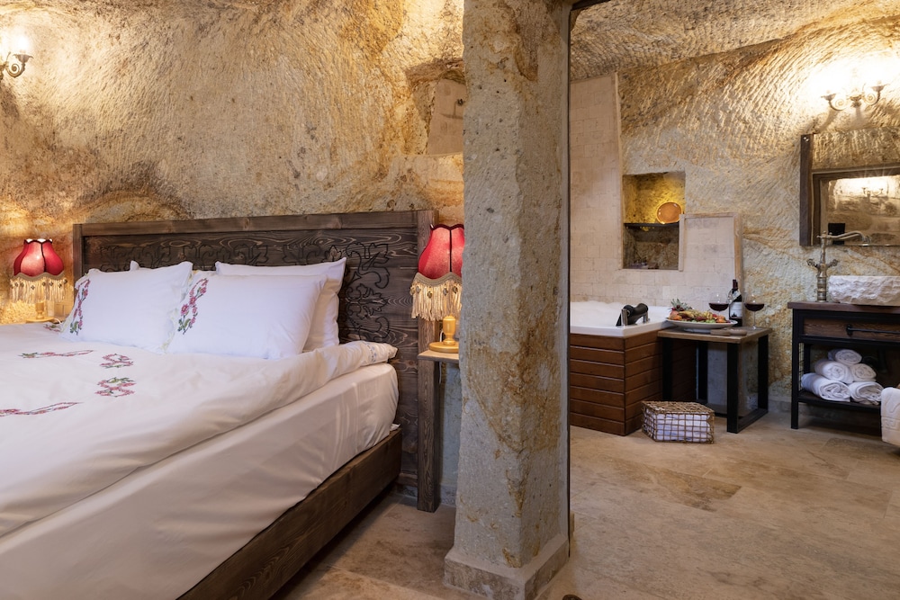 Deluxe Suite - Photo 15