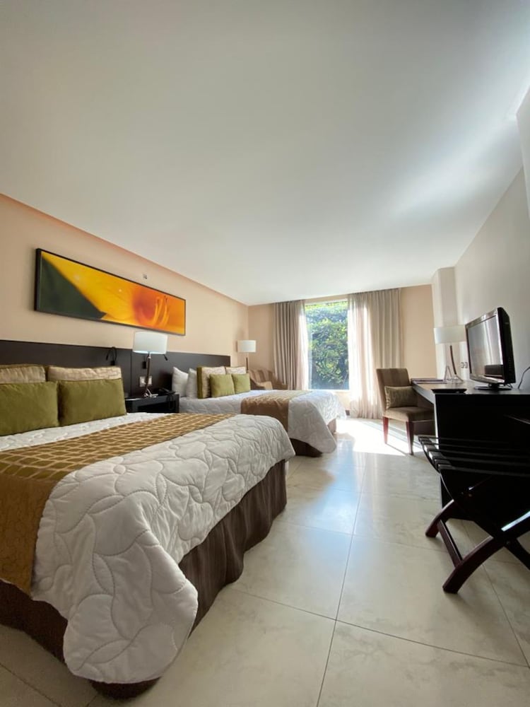 Standard Studio with Two Beds - Photo 4