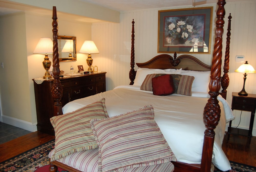 King Bed with Private Bath, First Floor, with Private Patio Overlooking Pool and Pastures photo 1