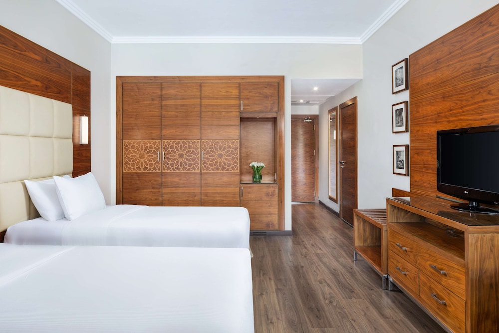 Superior Room, 2 Twin Beds (Pool Floor) - Photo 4