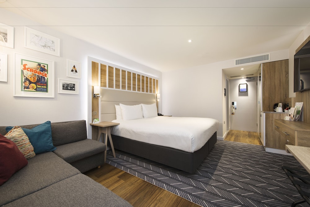 Premium Room, 1 Double Bed with Sofa bed - Photo 4