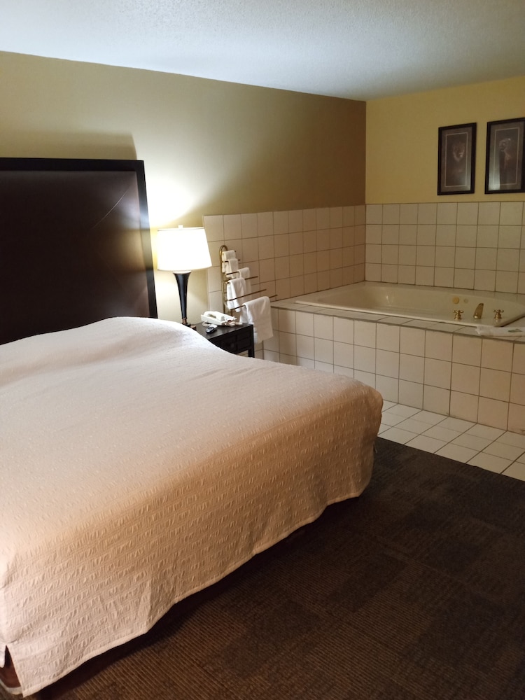 Suite, 1 King Bed, Non Smoking, Jetted Tub photo 1