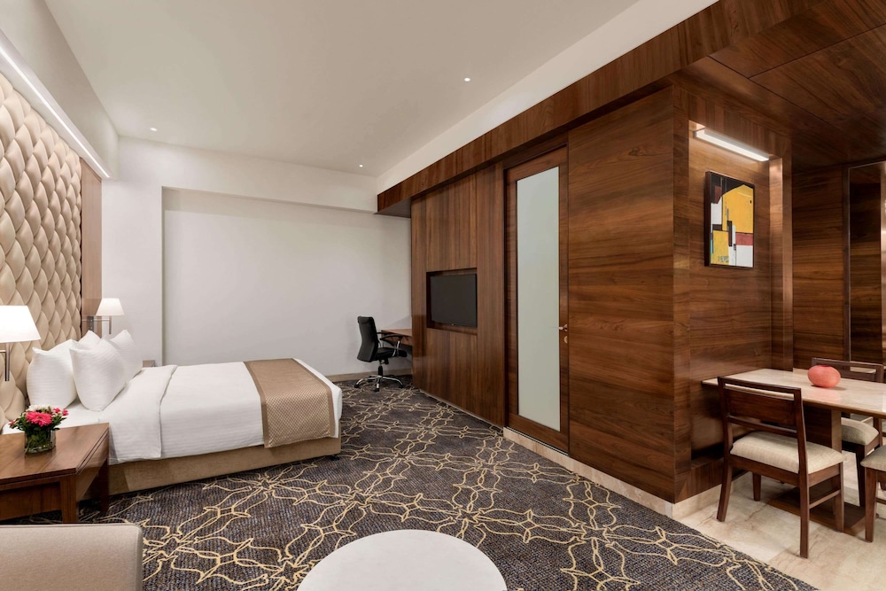 Junior Suite, 1 King Bed, Non Smoking photo 1