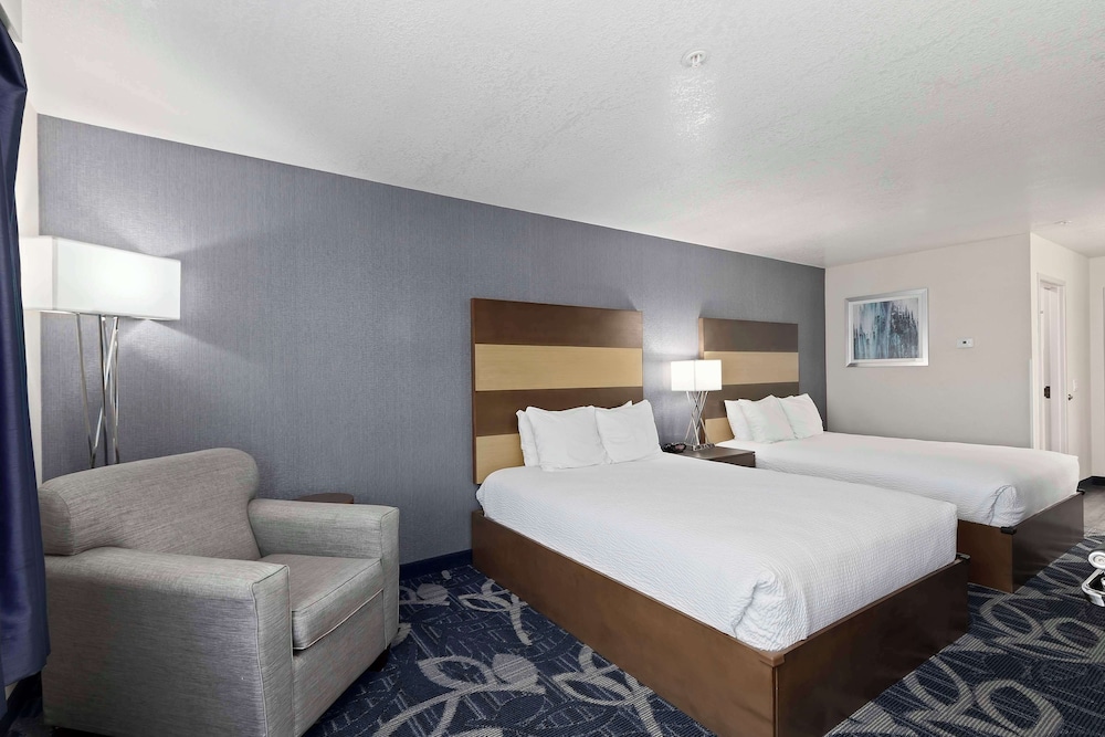 Standard Room, 2 Queen Beds, Non Smoking, Refrigerator & Microwave (Shower Only) photo 2